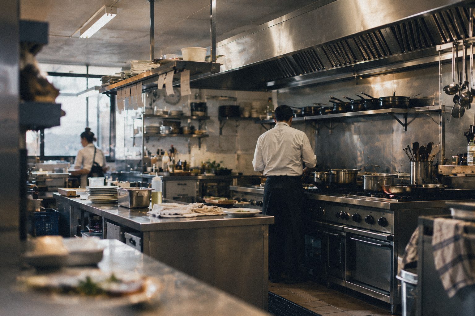 Cocina de un restaurante en pleno servicio